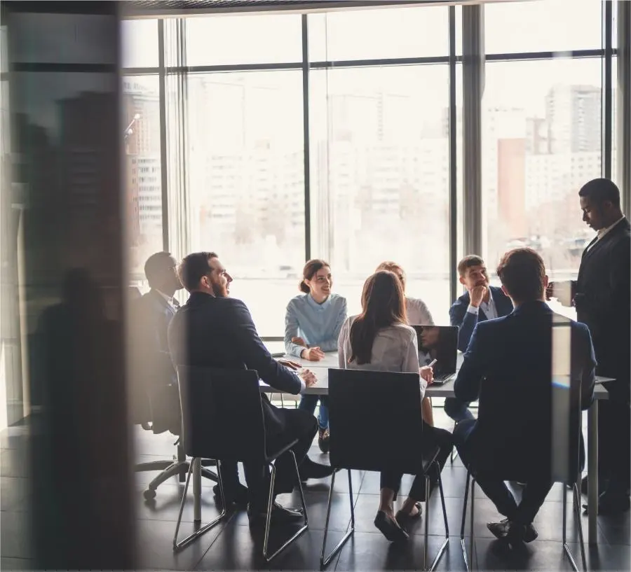 Ein junges Team sitzt in einer Besprechung in einem modernen Büro.