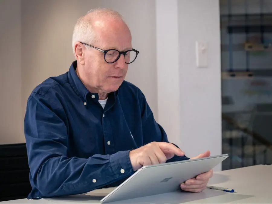 Ein Mann aus dem future-cube-Team arbeitet konzentriert an einem Tablet.